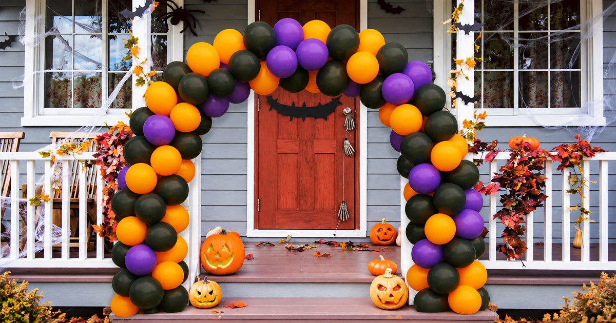 Halloween balloon arch on a front porch